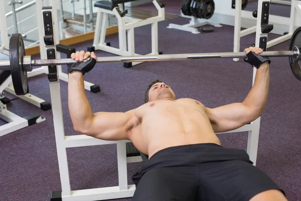 Bodybuilder levage lourd haltère poids — Photo