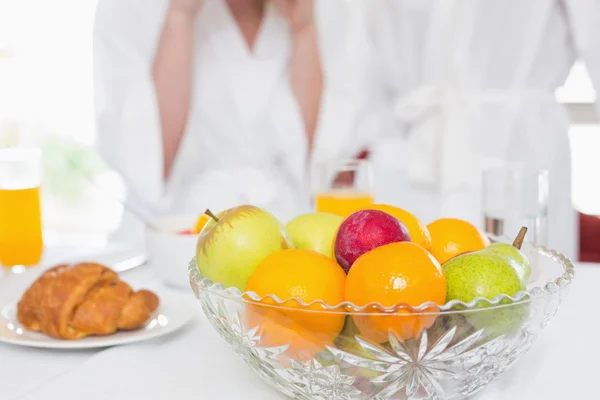Cuenco de frutas en la mesa de desayuno —  Fotos de Stock