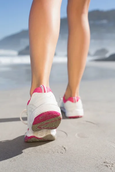 Fit mujer caminando en la playa — Foto de Stock