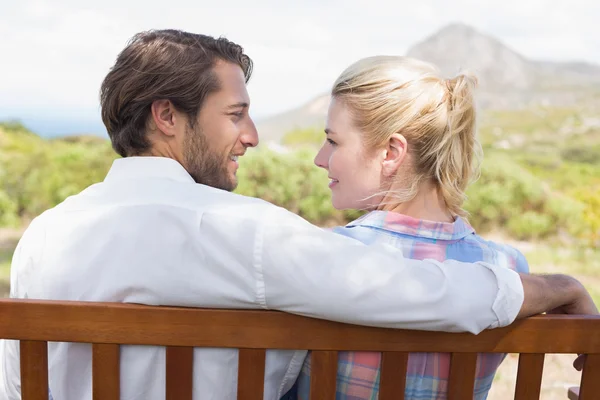 Pareja sentada en el banco — Foto de Stock