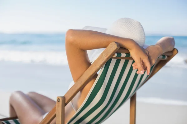 Mulher relaxante na cadeira deck na praia — Fotografia de Stock