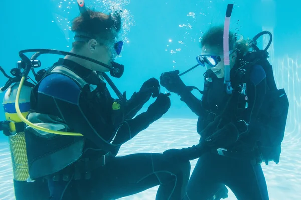Man proposing marriage to girlfriend underwater — Stock Photo, Image