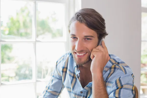 Uomo che parla su smartphone — Foto Stock