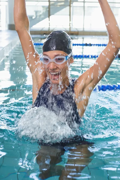 Glückliche Schwimmerin springt ins Schwimmbad — Stockfoto