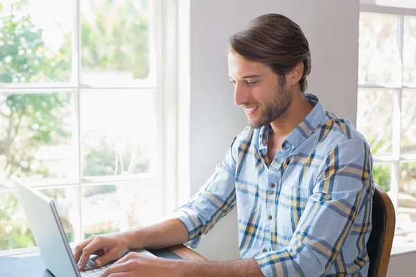 Uśmiechnięty człowiek korzystający z laptopa — Zdjęcie stockowe