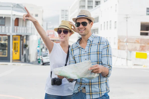 Pareja de turistas consultando el mapa — Foto de Stock