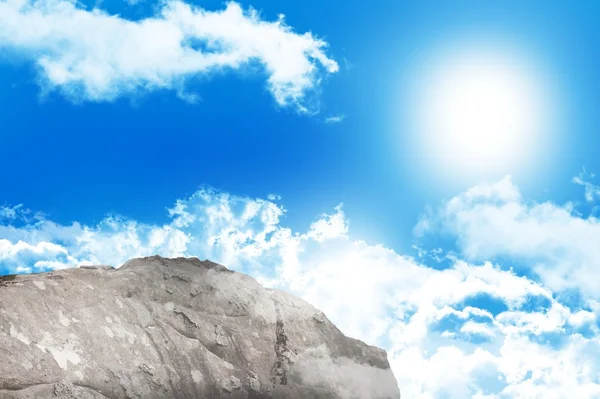 Large rock overlooking blue sky — Stock Photo, Image