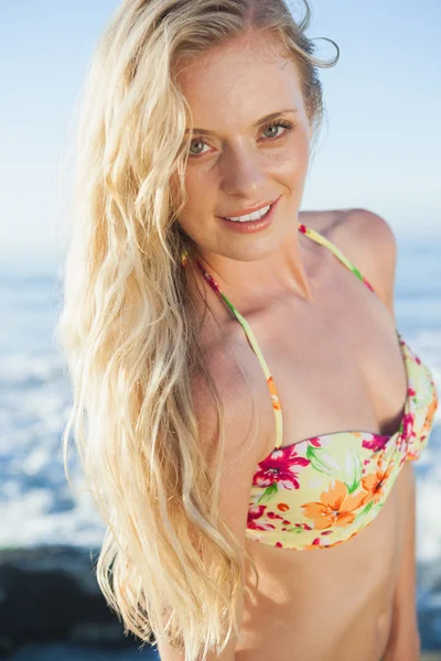 Rubia en bikini posando en la playa — Foto de Stock