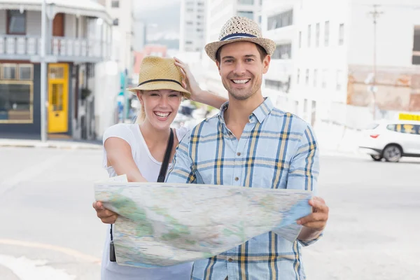 Pareja de turistas consultando el mapa — Foto de Stock