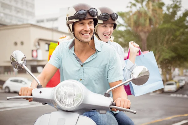 Çift sürme scooter ile alışveriş torbaları — Stok fotoğraf