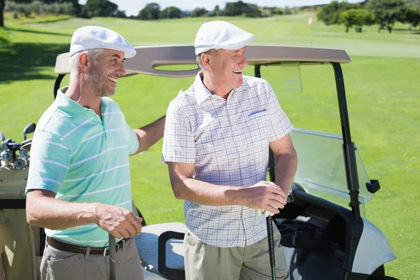 Amici del golf in piedi accanto buggy — Foto Stock