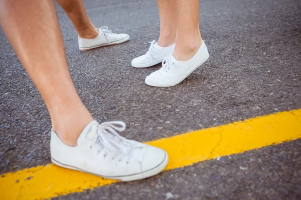 Couples feet on the road — Stock Photo, Image