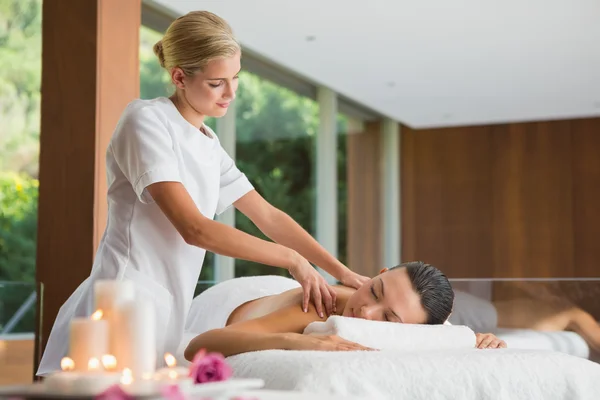 Brunette getting a shoulder massage — Stock Photo, Image