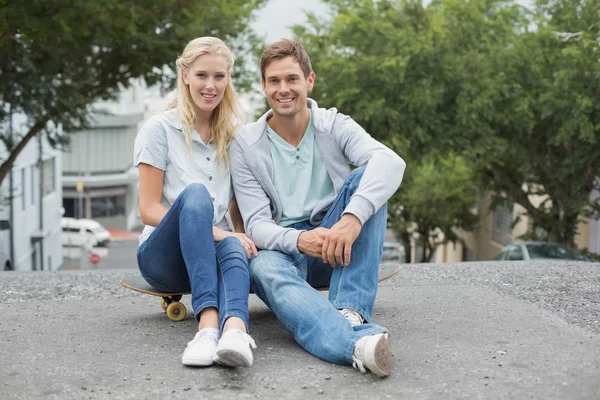 Hip pár sedící na skateboard — Stock fotografie