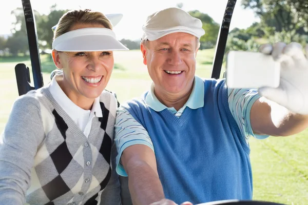 Coppia di golf prendendo un selfie — Foto Stock