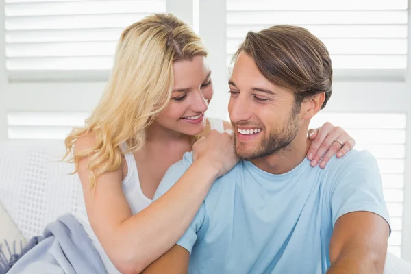 Couple sur canapé sous couverture — Photo