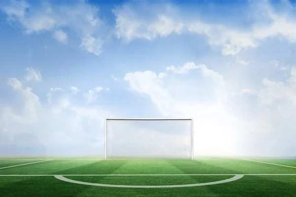 Campo de fútbol bajo el cielo azul — Foto de Stock