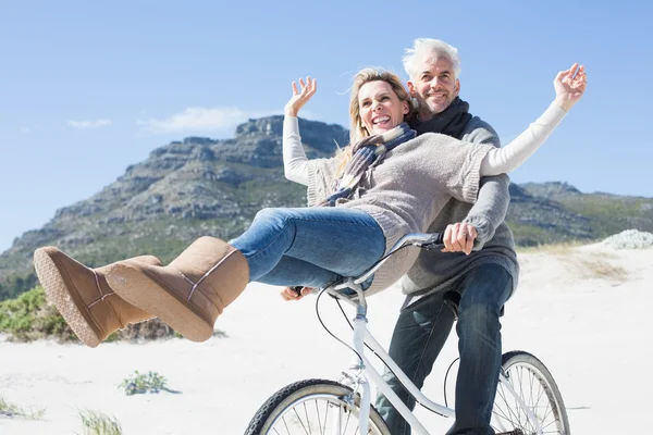 Couple going on a bike ride on the beach — Stock Photo, Image