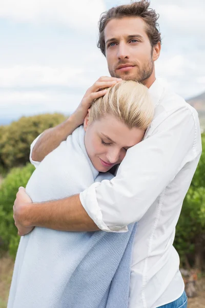 Ochronne człowiek przytulanie jego dziewczyna — Zdjęcie stockowe