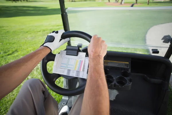 Golfista dirigindo seu buggy de golfe para a frente — Fotografia de Stock