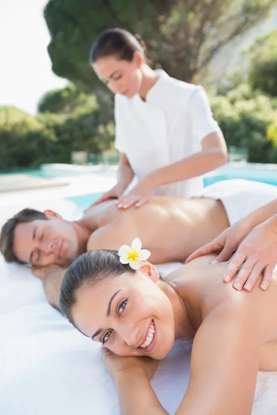 ? ouple njuter par massage vid poolen — Stockfoto