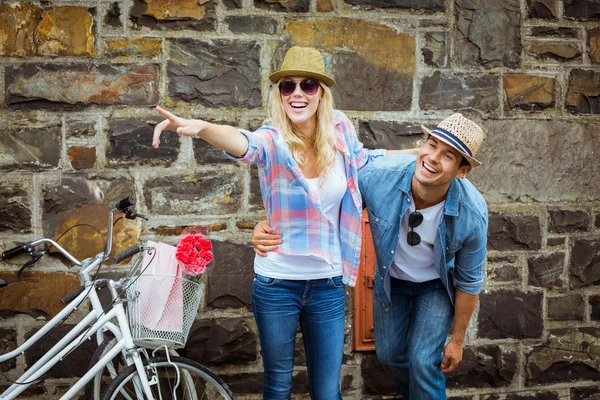 Pareja de cadera de pie junto a la pared con bicicletas —  Fotos de Stock