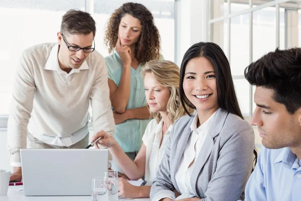 Mujer de negocios durante la reunión — Foto de Stock