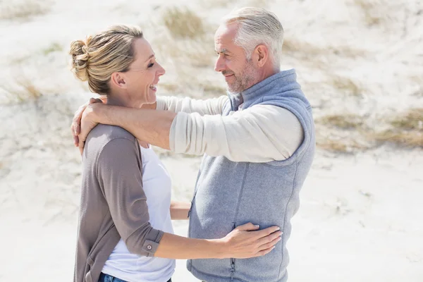 Kramande par på stranden — Stockfoto