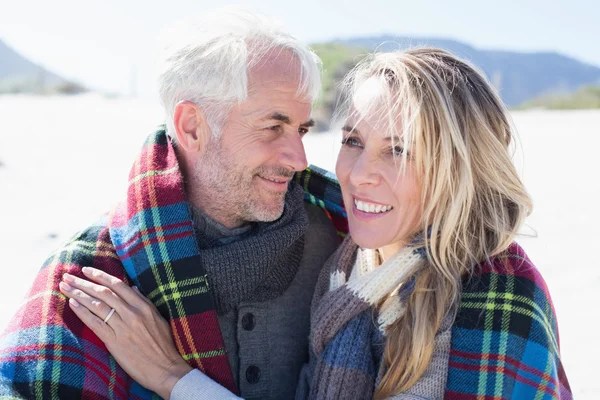 Ehepaar gemeinsam am Strand — Stockfoto