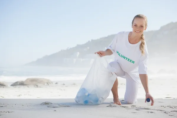 Activista recogiendo basura en la playa — Foto de Stock