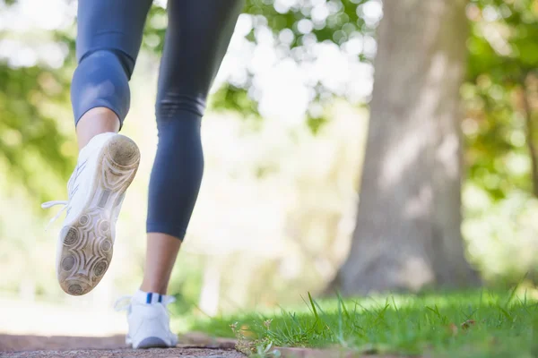 Vrouw joggen op pad in het park — Stockfoto