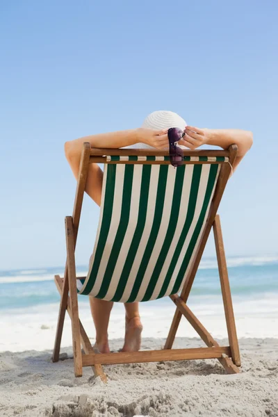 Woman sitting in deck chair — Stock Photo, Image