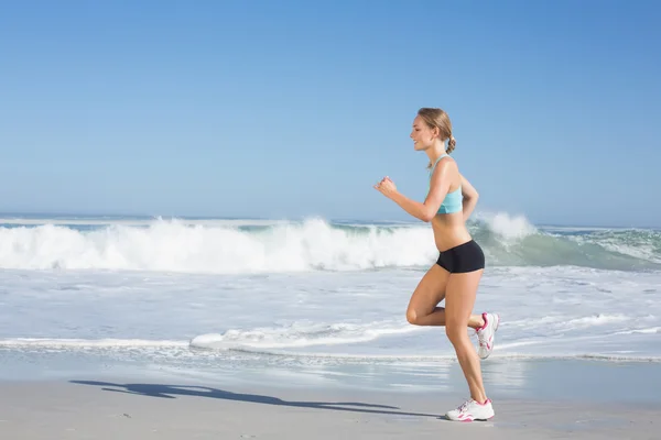 Passar kvinnan jogging på stranden Royaltyfria Stockbilder