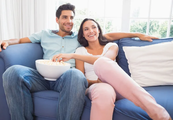 Couple watching tv on the couch — Stock Photo, Image