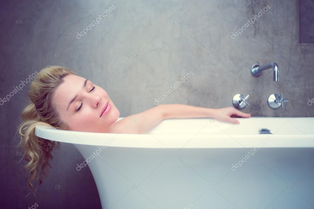 Блондинка расслабляется в ванной