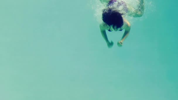 Mooie brunette duiken in zwembad — Stockvideo