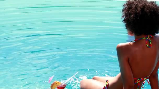 Sexy bruna rilassante a bordo piscina con cocktail — Video Stock