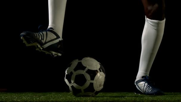 Футболіст контролює м'яч на траві — стокове відео
