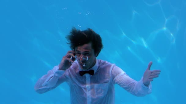 Businessman underwater in swimming pool — Stock Video