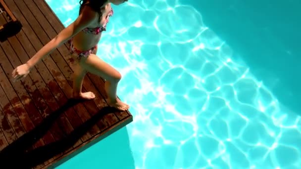 Brunette plongeant dans la piscine — Video