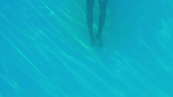 Gelukkig man duiken in zwembad dragen een snorkel — Stockvideo