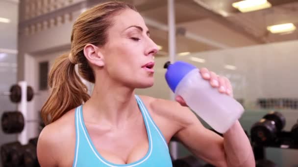 Mujer bebiendo de botella de agua — Vídeo de stock