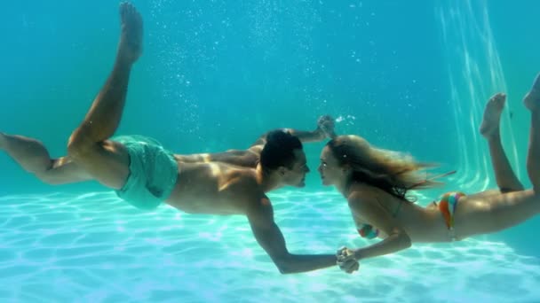 Couple embrassant sous l'eau dans la piscine — Video