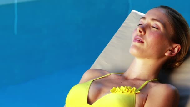 Superbe blonde en bikini profitant du soleil au bord de la piscine — Video