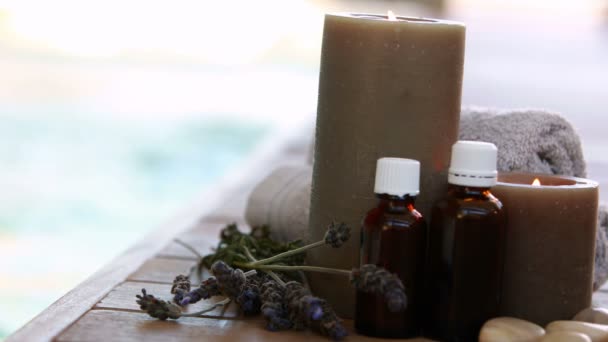 Tratamientos de belleza presentados con lavanda seca y velas — Vídeo de stock