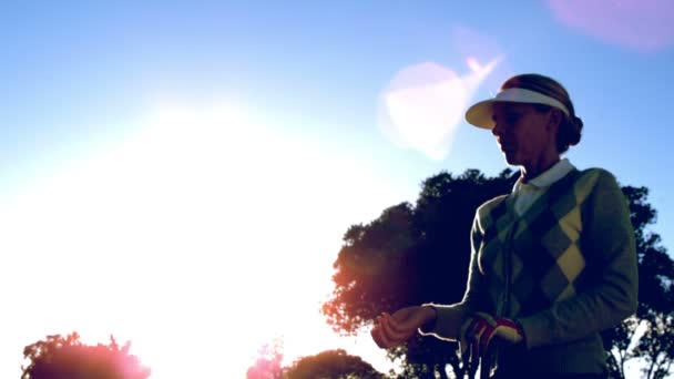 Леди-гольфистка бросает и ловит мяч для гольфа — стоковое видео