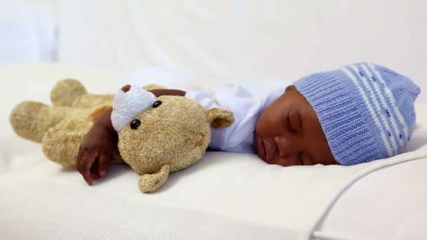 Niño durmiendo en cuna con osito de peluche — Vídeo de stock