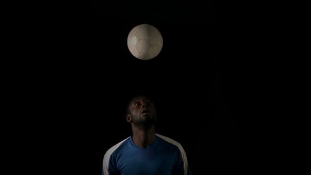 Joueur de football en tête du ballon — Video