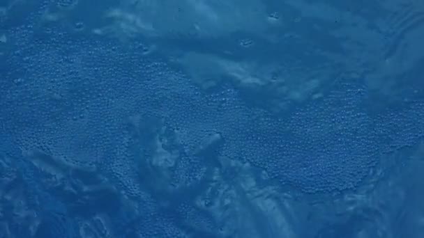 Bubblor i blå badtunna — Stockvideo