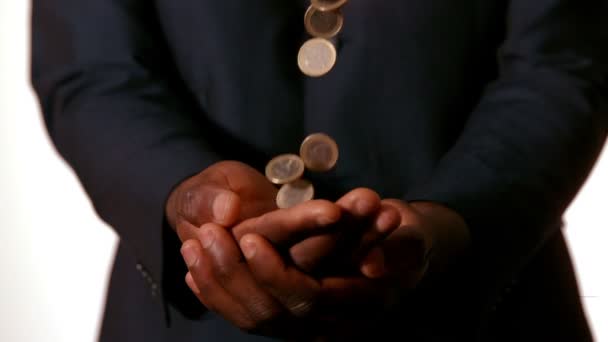 Geschäftsmann fängt fallende Münzen — Stockvideo